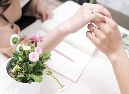 婚戒可以戴中指嗎？婚戒能戴在中指上嗎？