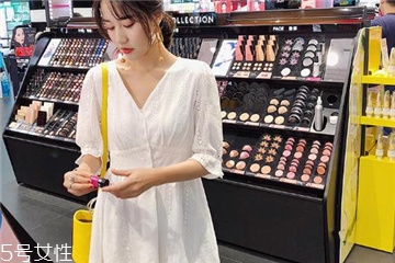 夏天穿白色裙子好看嗎？夏季白色連衣裙搭配圖片