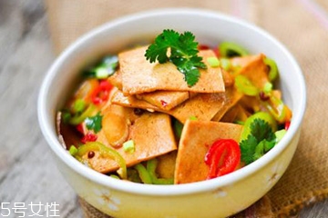 白胡椒是辣椒嗎？白胡椒辣嗎？