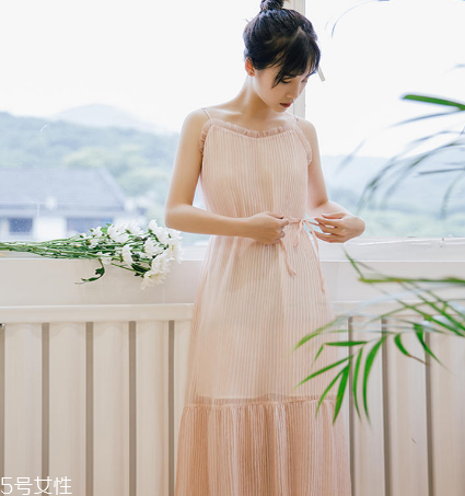 夏天穿什么顏色連衣裙好？夏天適合什么顏色連衣裙？