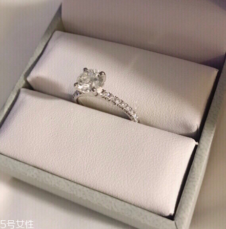 鉆戒和婚戒怎么一起戴？鉆戒和婚戒怎么同時(shí)戴？