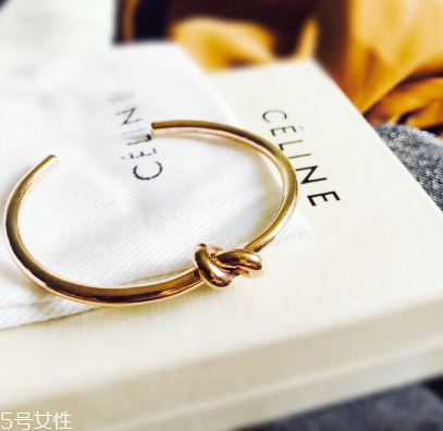 手鐲可以戴兩只手嗎？手鐲可以兩只手同時戴嗎？