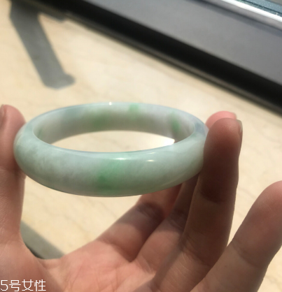 手鐲有裂紋還值錢嗎？手鐲有裂紋影響價(jià)格嗎？