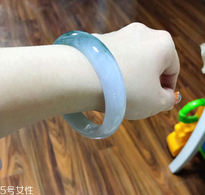 手鐲有裂紋還值錢嗎？手鐲有裂紋影響價(jià)格嗎？