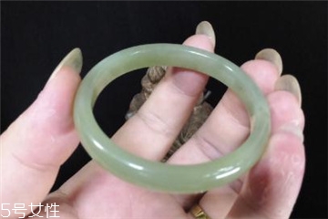 手鐲有裂紋還值錢嗎？手鐲有裂紋影響價(jià)格嗎？