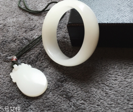 手鐲是圓的好還是扁的好？手鐲買(mǎi)圓的還是扁的？