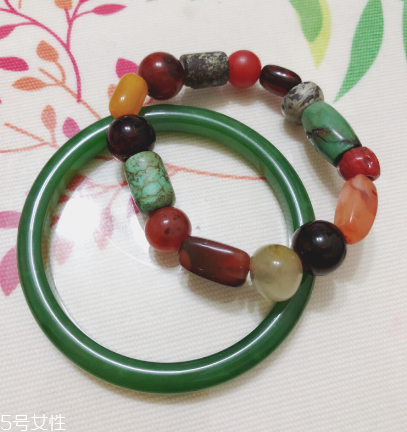 手鐲是圓的好還是扁的好？手鐲買(mǎi)圓的還是扁的？