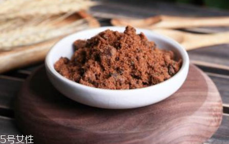 紅糖面膜用什么水稀釋？紅糖面膜用熱水還是冷水泡？