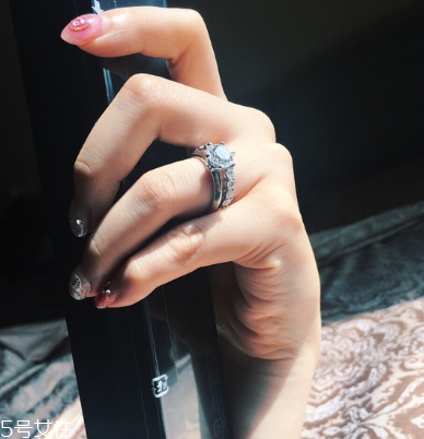 求婚戒指買一個(gè)還是一對(duì) 原來(lái)這么多講究