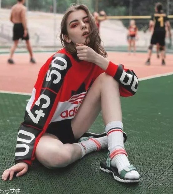 秋冬衛衣怎么穿好看 2018衛衣搭配女