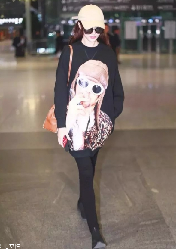 秋冬衛衣怎么穿好看 2018衛衣搭配女