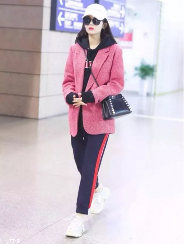 秋冬衛衣怎么穿好看 2018衛衣搭配女