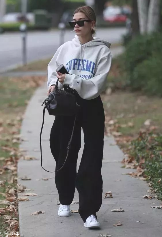 秋冬衛衣怎么穿好看 2018衛衣搭配女