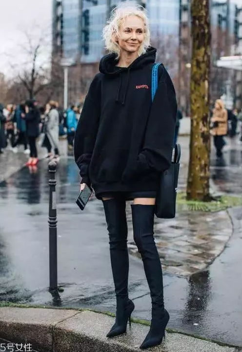 秋冬衛衣怎么穿好看 2018衛衣搭配女