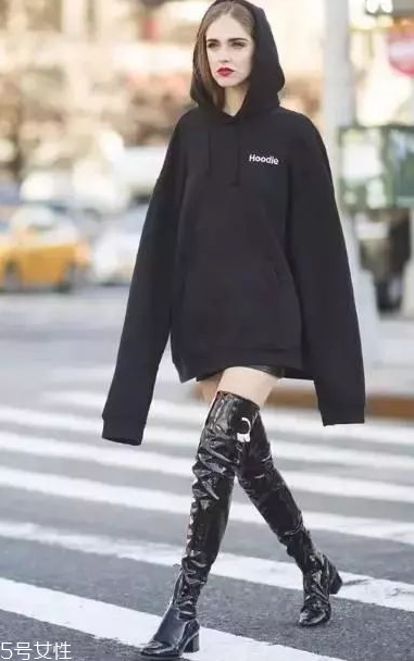 秋冬衛衣怎么穿好看 2018衛衣搭配女