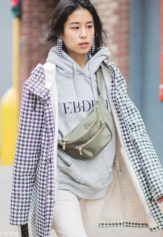 秋冬衛衣怎么穿好看 2018衛衣搭配女