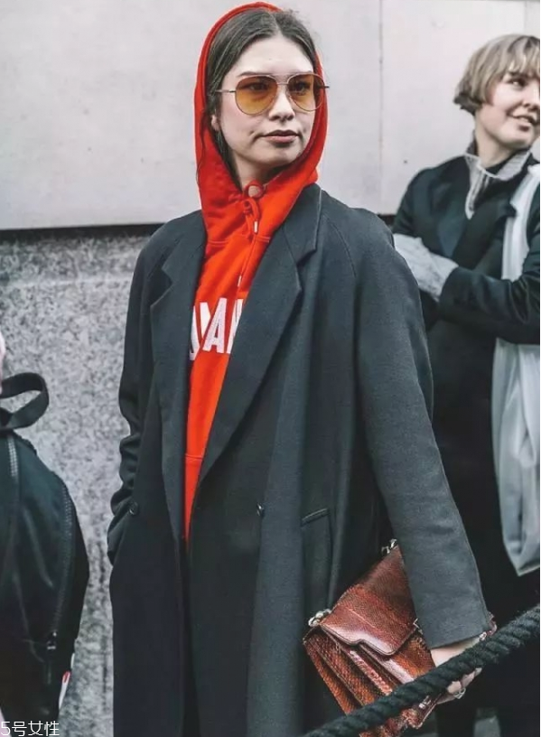 秋冬衛衣怎么穿好看 2018衛衣搭配女