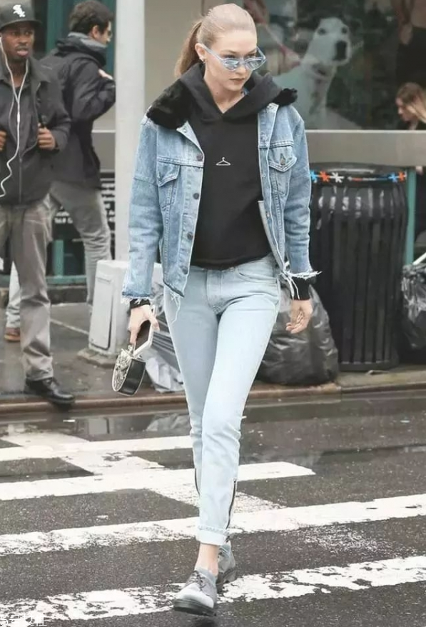 秋冬衛衣怎么穿好看 2018衛衣搭配女