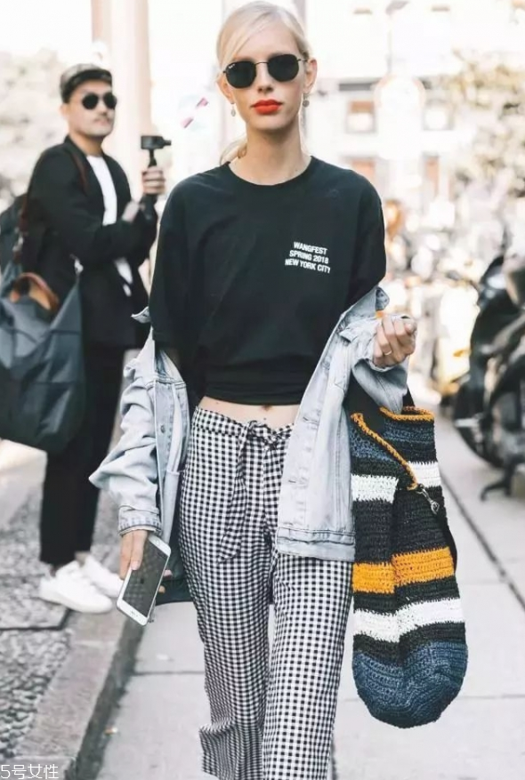 秋冬衛衣怎么穿好看 2018衛衣搭配女