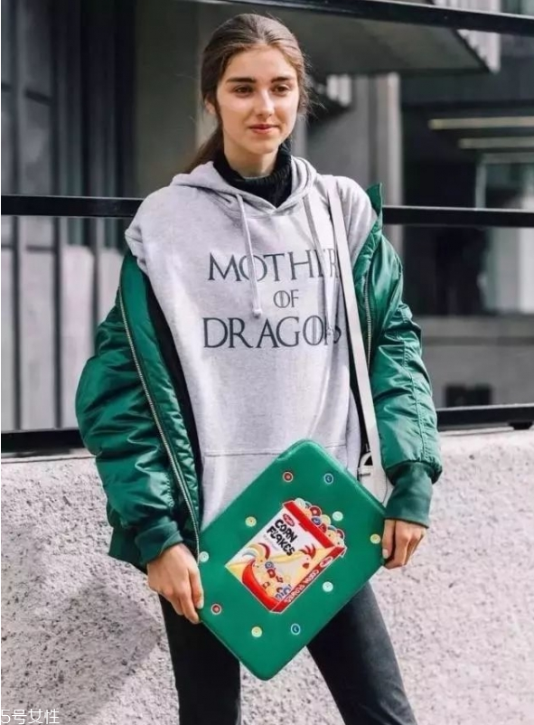 秋冬衛衣怎么穿好看 2018衛衣搭配女