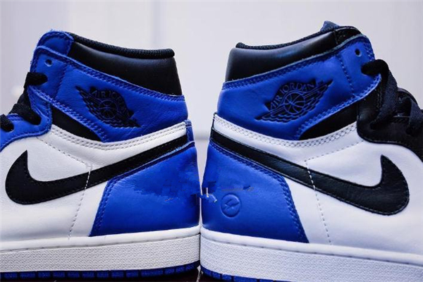 aj1小閃電和大閃電區別 細節很不一樣
