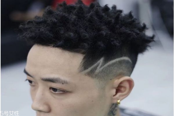 黑人燙是怎么搞出來的 類似臟辮的燙發