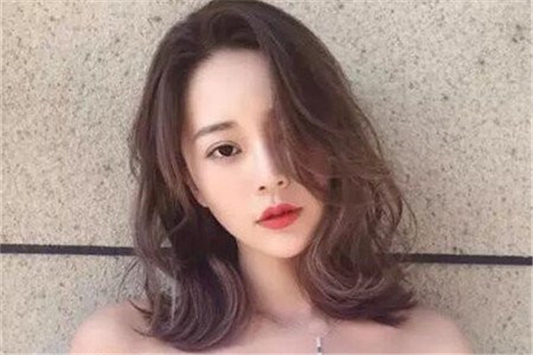 外卷發型怎么吹 蓬松顯氣質的發型