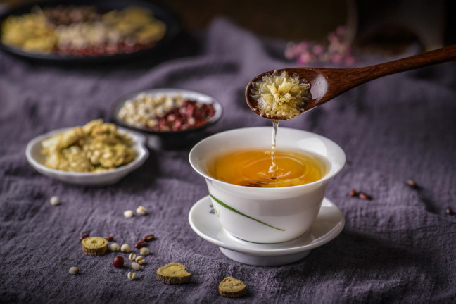 眼睛干澀酸脹怎么辦？來點花茶加越橘葉黃素