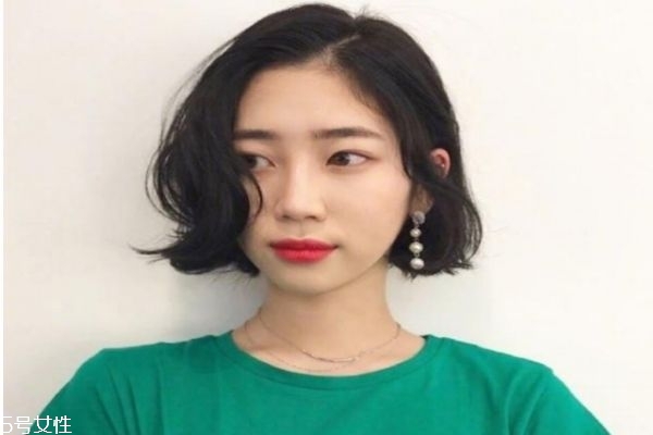 額頭窄顴骨寬叫什么臉型 額頭窄顴骨寬適合發型