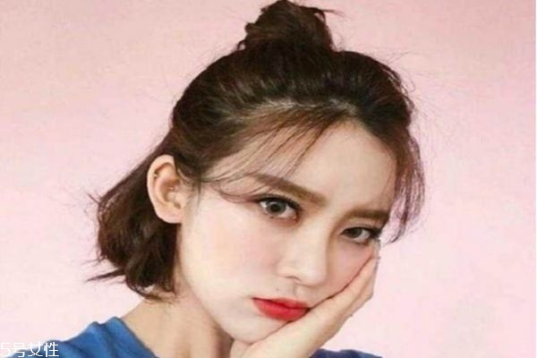 額頭窄顴骨寬叫什么臉型 額頭窄顴骨寬適合發型