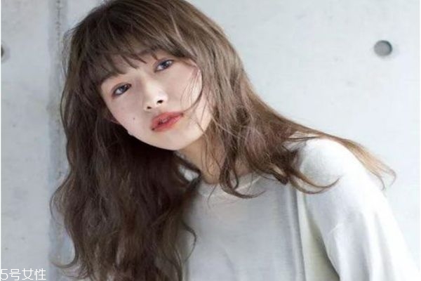 2019春夏發(fā)型趨勢(shì) 2019年中長發(fā)流行發(fā)型女