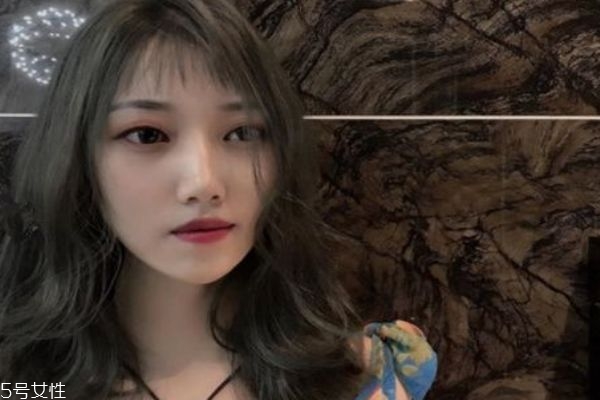 青灰色頭發掉色成什么顏色 青色頭發褪色后圖片