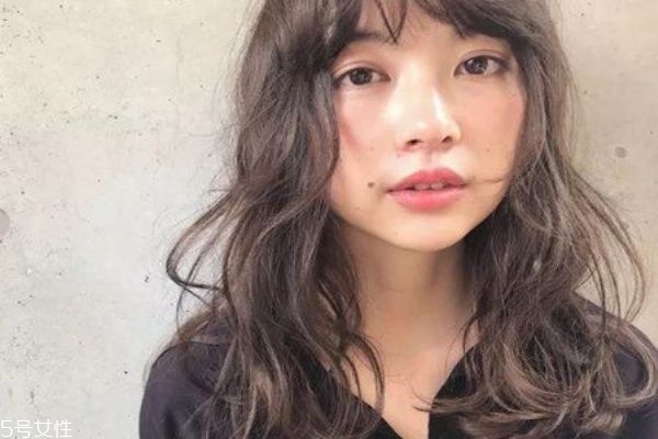 2019春夏發(fā)型趨勢(shì) 2019年中長發(fā)流行發(fā)型女
