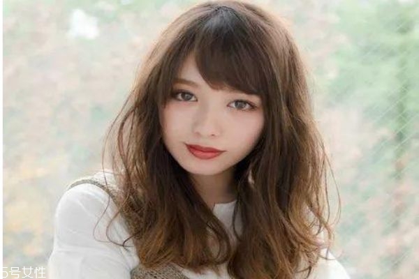 2019春夏發(fā)型趨勢(shì) 2019年中長發(fā)流行發(fā)型女