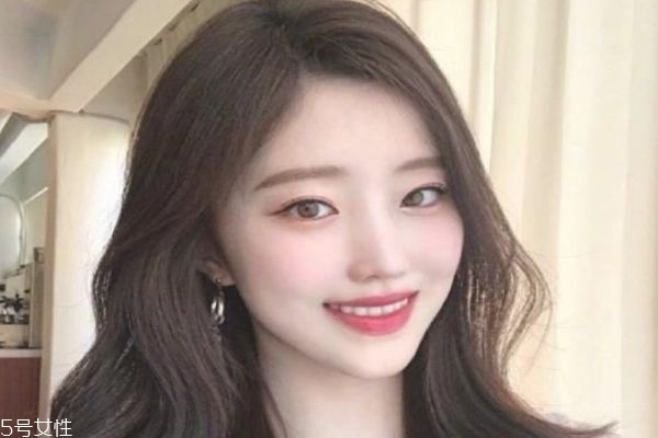 2019春夏發(fā)型趨勢(shì) 2019年中長發(fā)流行發(fā)型女