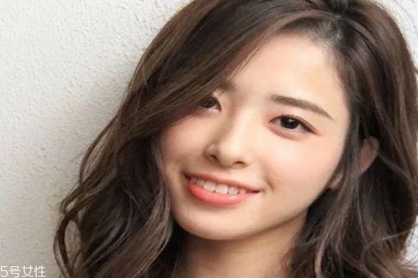 2019春夏發(fā)型趨勢(shì) 2019年中長發(fā)流行發(fā)型女