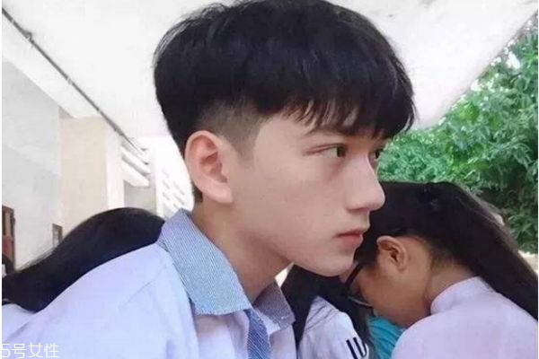 男生瓜子臉剪什么發型 男生剪什么發型好看圖