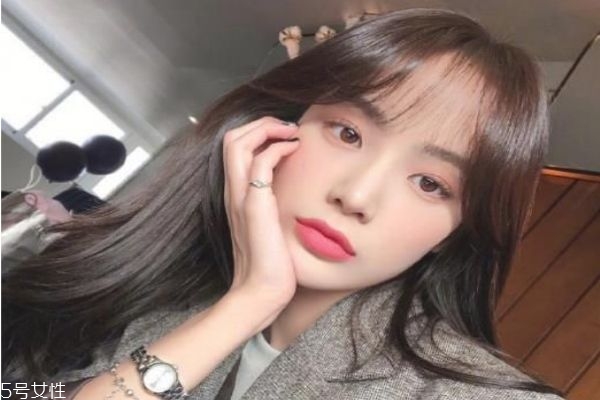 2019春夏發(fā)型趨勢(shì) 2019年中長發(fā)流行發(fā)型女