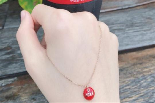 肥宅快樂水項鏈多少錢 周大?？煽诳蓸讽楁渻r格