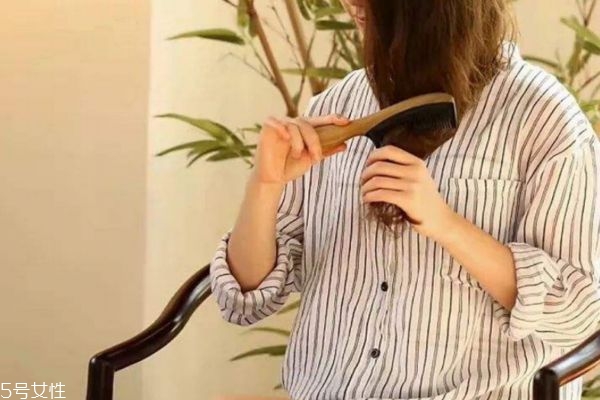 女人梳頭發有什么好處 改善發質有哪些小技巧