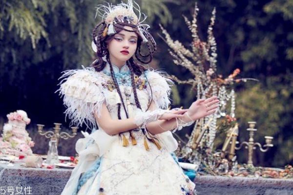 哪些發型適合洛麗塔 洛麗塔適合什么發型