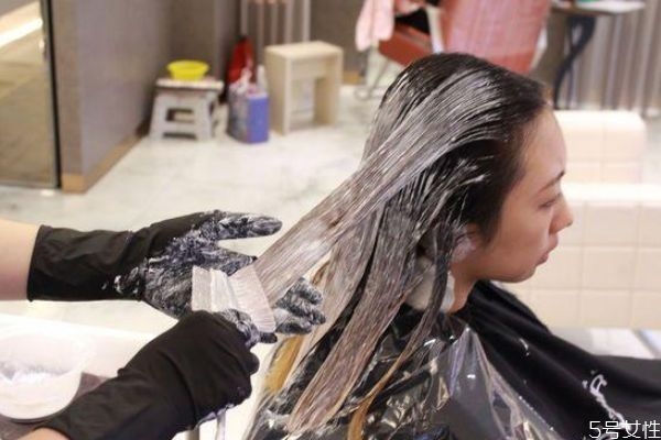 染發對頭發的傷害大嗎 染發前要不要洗頭發