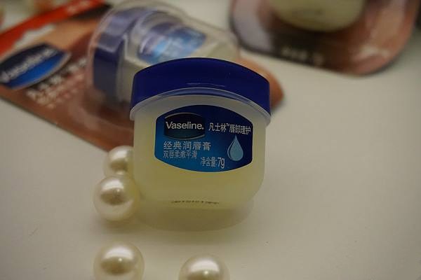 凡士林潤唇和晶凍的區(qū)別在哪里 凡士林和晶凍哪個(gè)功效好