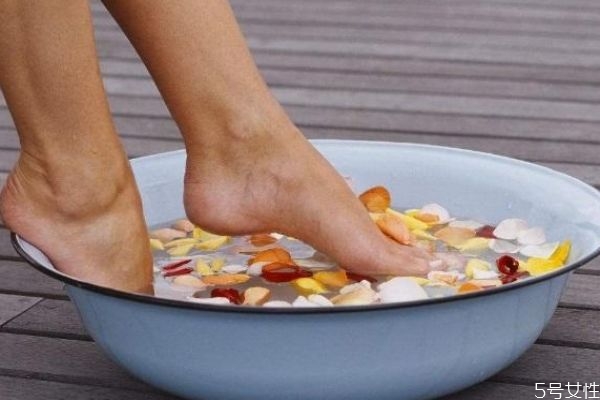 手腳容易發冷是為什么呢 造成手腳冰涼原因是什么呢