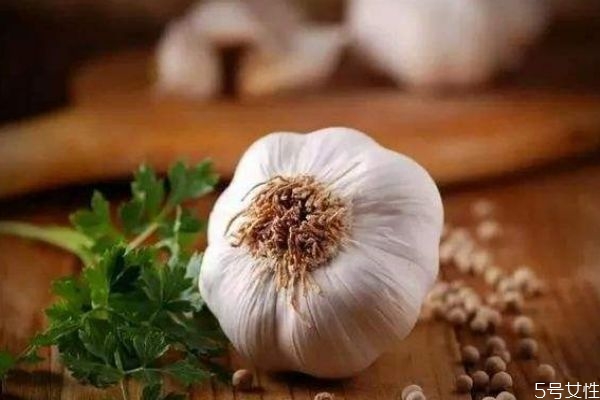 大蒜發芽了還可以吃嗎 為什么大蒜吃起來好辣