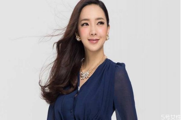 圓領衣服和v領有什么區別呢 如何挑選適合自己衣領呢