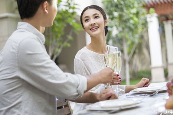 男人沒放下前妻的表現 男人對前妻戀戀不忘的原因