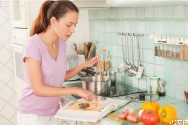 夫妻兩都不會做飯?jiān)趺崔k 不會做飯婚后怎么辦