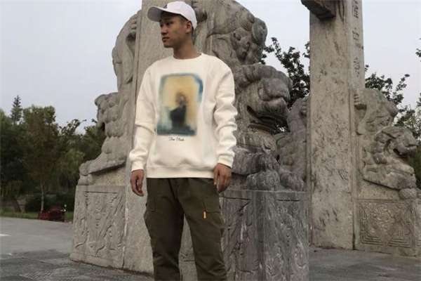 白色衛衣配什么顏色褲子好看 男生白色衛衣搭配圖片