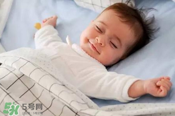 寶寶睡覺為什么會笑？寶寶睡覺笑出聲是做夢了嗎？